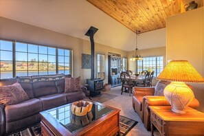 Smart TV, fireplace - On Lake Hatcher! Great Views, Quiet Area, Close to Uptown, New Hot Tub! (Pagosa Springs)