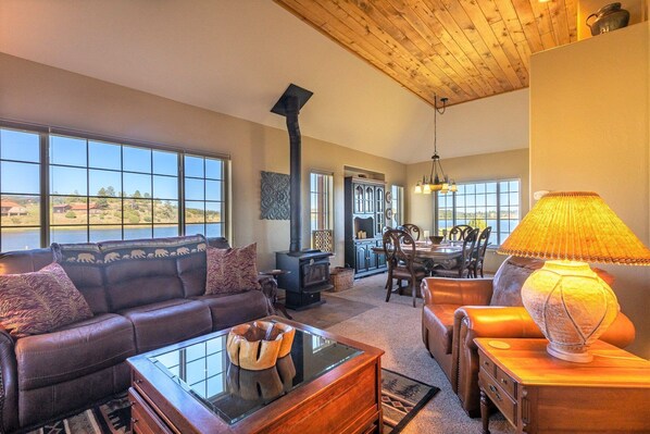 Smart TV, fireplace - On Lake Hatcher! Great Views, Quiet Area, Close to Uptown, New Hot Tub! (Pagosa Springs)