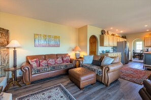 Smart TV, fireplace - On Lake Hatcher! Great Views, Quiet Area, Close to Uptown, New Hot Tub! (Pagosa Springs)