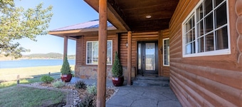 On Lake Hatcher! Great Views, Quiet Area, Close to Uptown, New Hot Tub!