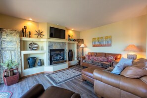 Smart TV, fireplace - On Lake Hatcher! Great Views, Quiet Area, Close to Uptown, New Hot Tub! (Pagosa Springs)