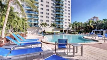 Een buitenzwembad, een verwarmd zwembad