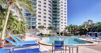 Spacious/bright 3BR+1 Office+2BA+free parking included, just in front of beach.