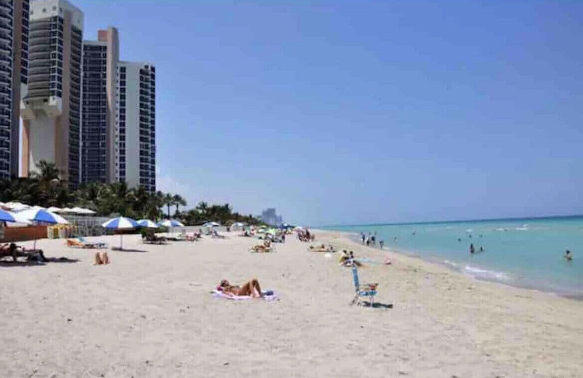 Vlak bij het strand, ligstoelen aan het strand, strandlakens