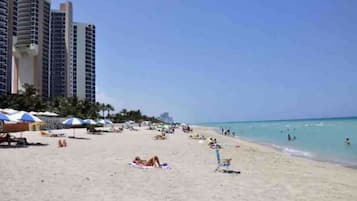 Vlak bij het strand, ligstoelen aan het strand, strandlakens