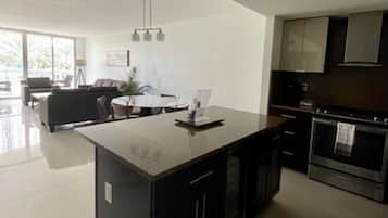 Jääkaappi, mikroaaltouuni, uuni, liesi