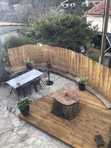 Jolie maison de montagne avec vu sur les montagnes