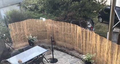 Jolie maison de montagne avec vu sur les montagnes