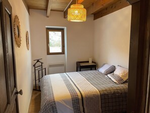 5 bedrooms, iron/ironing board, WiFi, bed sheets - Lovely mountain house with mountain views (Bastelica)