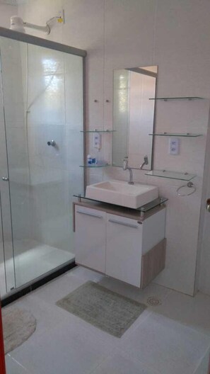 Quadruple Room | Bathroom | Shower, rainfall showerhead, towels - Pousada Caribe Itacimirim (Camaçari)