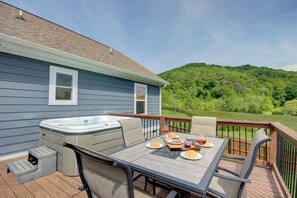 Outdoor dining - Pastoral Vistas near Asheville Dogs OK, hot tub, fenced yard and free Biltmore Pass (Candler)