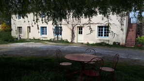 Front of property - La Ferme de l'Anjubauderie (Chemillé-en-Anjou)