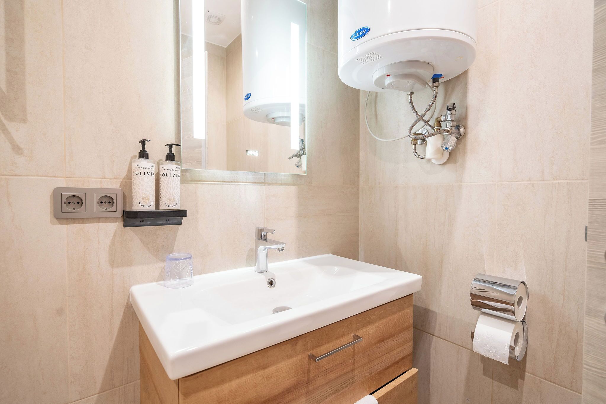 Rainfall showerhead, free toiletries, hair dryer, slippers