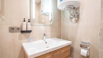 Rainfall showerhead, free toiletries, hair dryer, slippers