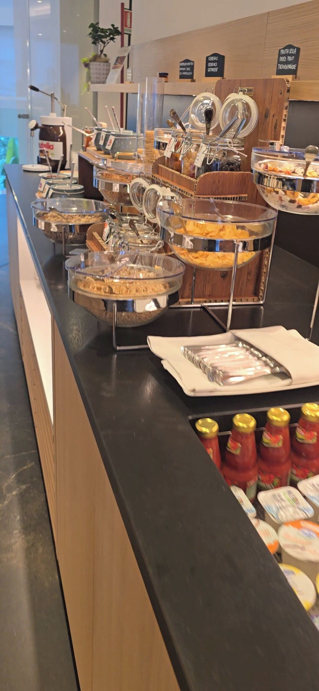 Tägliches Frühstücksbuffet (22 EUR pro Person)