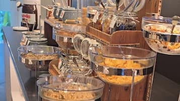 Tägliches Frühstücksbuffet (22 EUR pro Person)