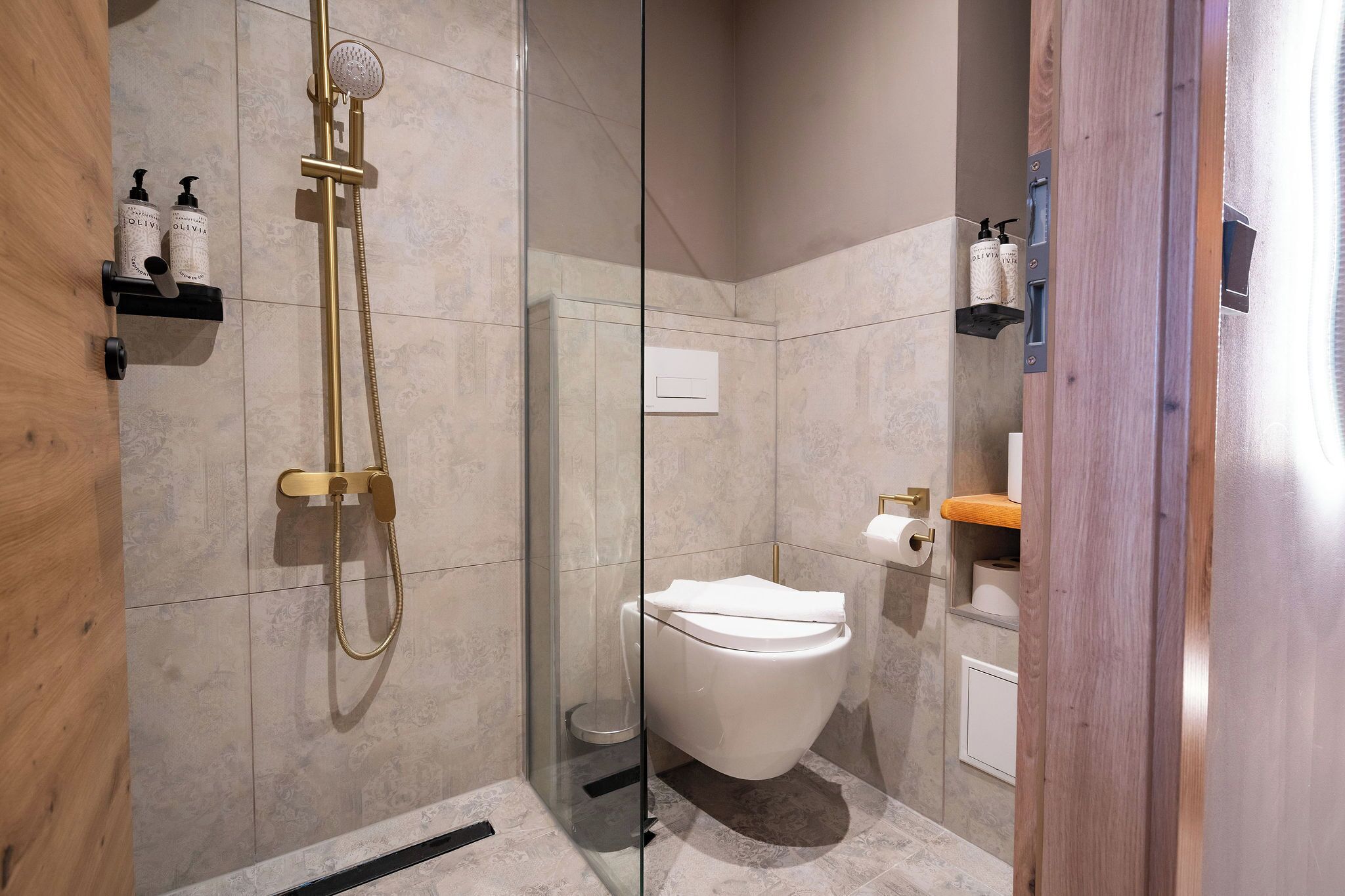 Regendusche, kostenlose Toilettenartikel, Haartrockner, Hausschuhe