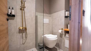 Regendusche, kostenlose Toilettenartikel, Haartrockner, Hausschuhe