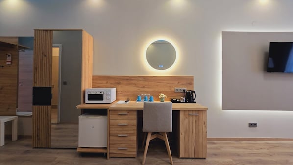 Premium bedding, down comforters, free minibar items, in-room safe - Elegance Studios Wien (Vienna)