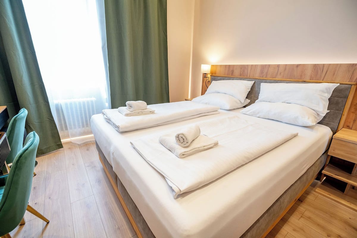 Chambre Double Confort | Literie de qualité supérieure, couette en duvet d'oie