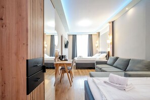 Premium bedding, down duvets, free minibar items, in-room safe - Elegance Studios Wien (Vienna)