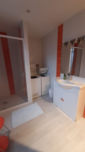 Shower, hair dryer, towels, toilet paper - Pretty village house in the town center (Pordic)