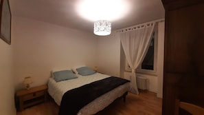 3 bedrooms, desk, iron/ironing board, free WiFi - Pretty village house in the town center (Pordic)