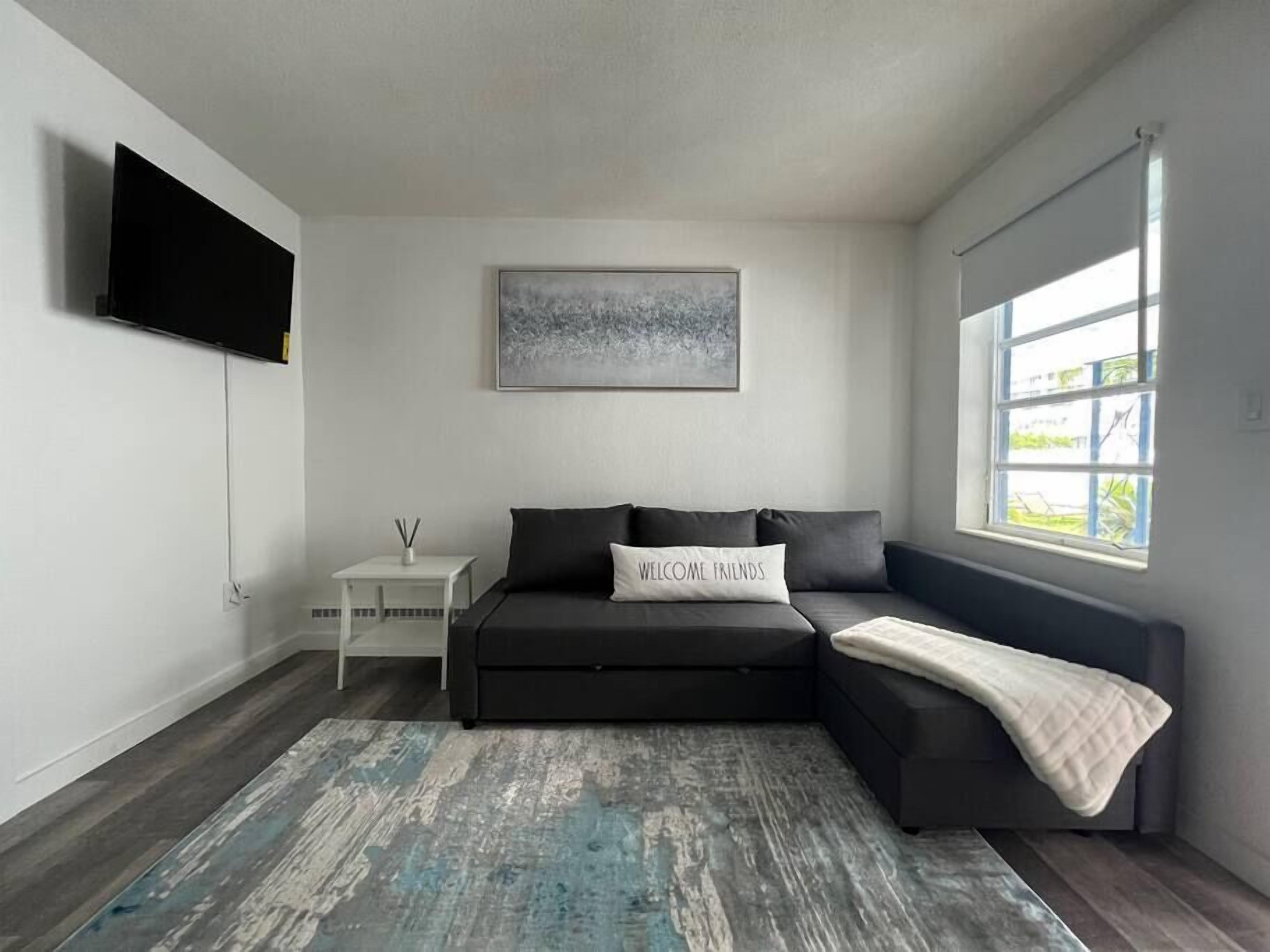 1b/1b Suite w/ Sleeper Sofa 2 min walk 2 beach