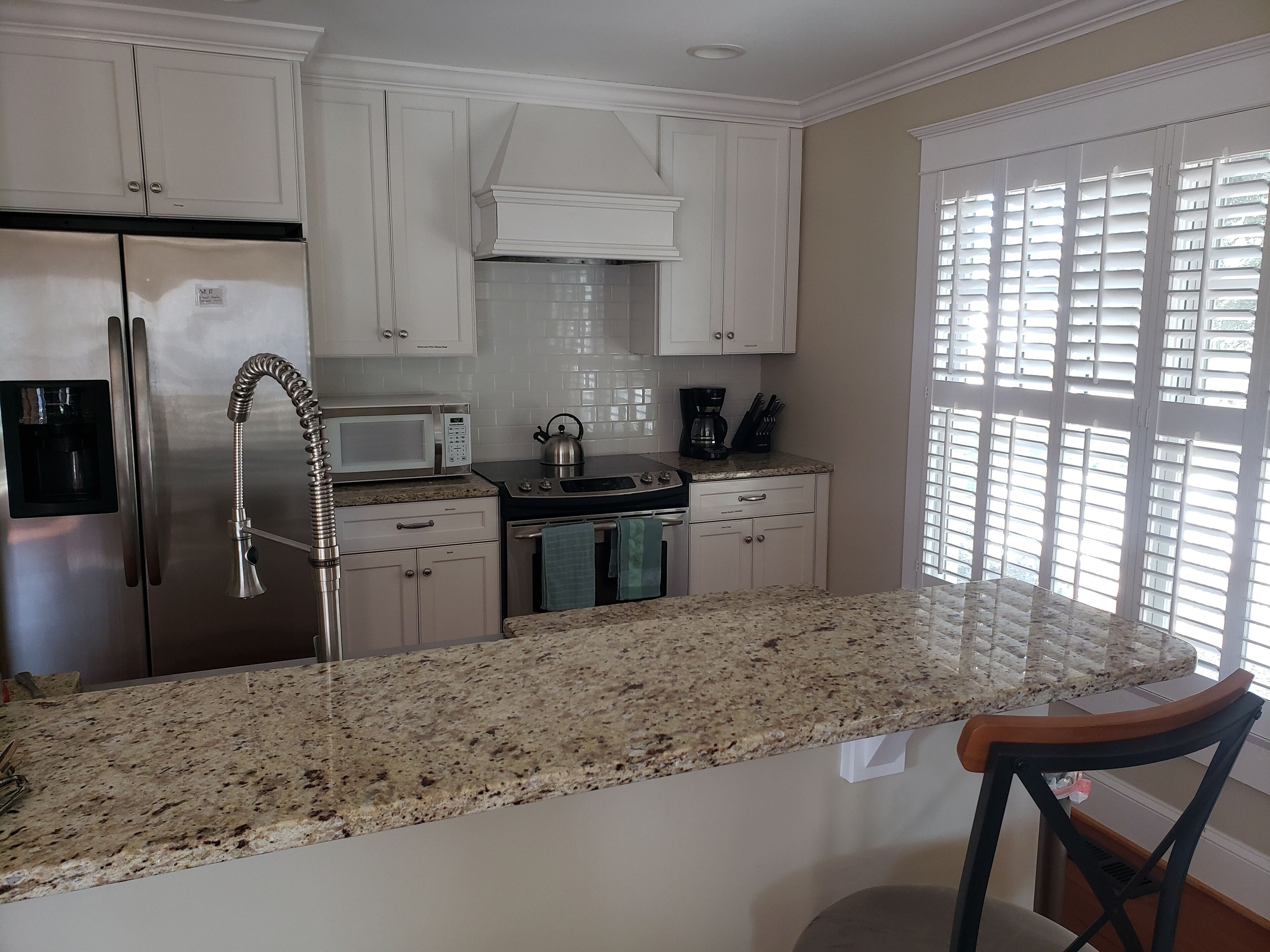 Beautiful 2 BR condo/cottage  just one block from downtown waterfront!