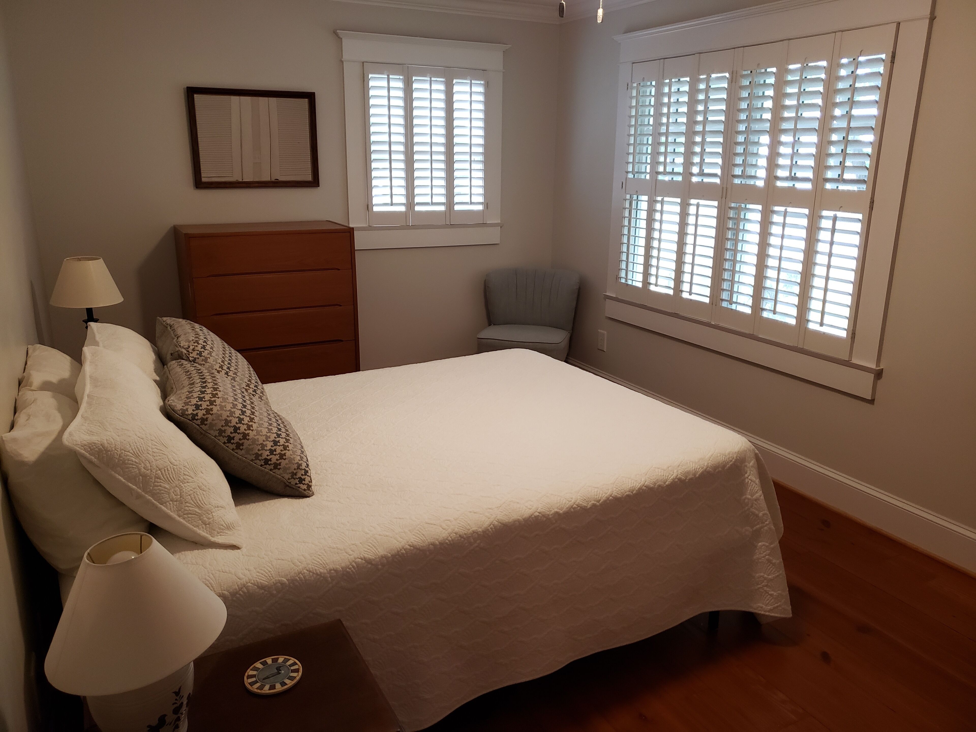 Beautiful 2 BR condo/cottage  just one block from downtown waterfront!