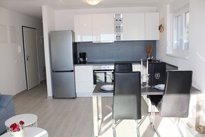 Fridge, oven, stovetop, dishwasher