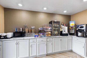 Ilmainen päivittäinen mannermainen aamiainen