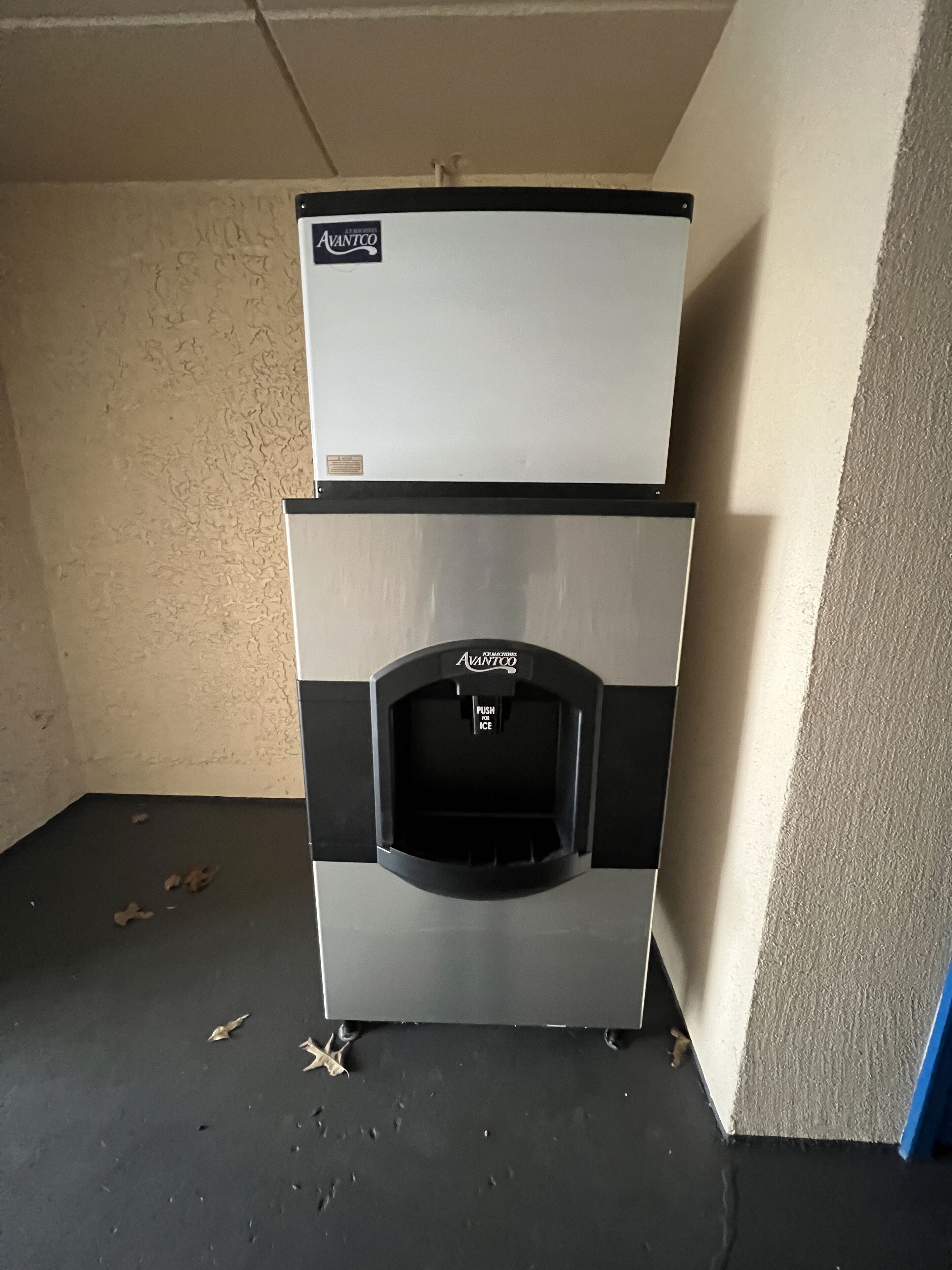 Un refrigerador compacte de dues portes amb congelador a la part superior i un altre a la part inferior, ambdós etiquetats 'AvantiCO'.