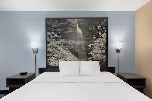 Super 8 by Wyndham Paducah I-24 Exit 4