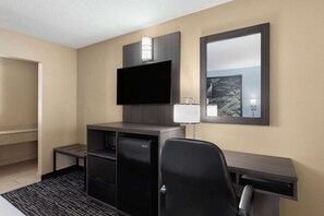 Bàn, khu vực làm việc phù hợp cho laptop, màn/rèm cản sáng 