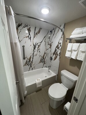 Combined shower/tub, rainfall showerhead, free toiletries, hair dryer - Super 8 by Wyndham Paducah I-24 Exit 4 (Paducah)