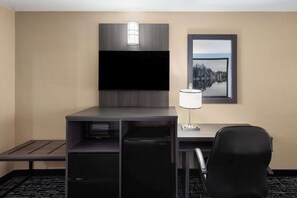 Työpöytä, kannettavalle tietokoneelle sopiva työtila, pimennysverhot