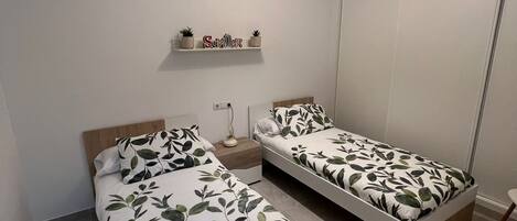 3 slaapkamers, een strijkplank/strijkijzer, wifi, beddengoed