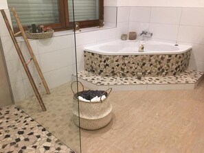 Bañera, secador de pelo, papel higiénico