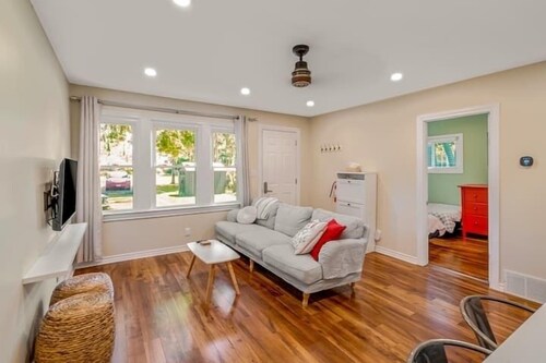 2bdrm Family Cottage - Short walk to the Beach