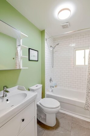 Combined shower/bathtub, hair dryer, towels, soap