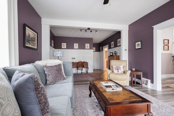 Smart TV, fireplace, books - The 3rd Street Inn (Washington)