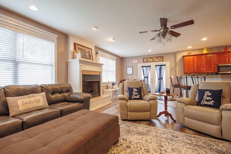Smart TV, fireplace, books. The 3rd Street Inn