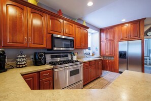 Fridge, microwave, oven, stovetop - The 3rd Street Inn (Washington)