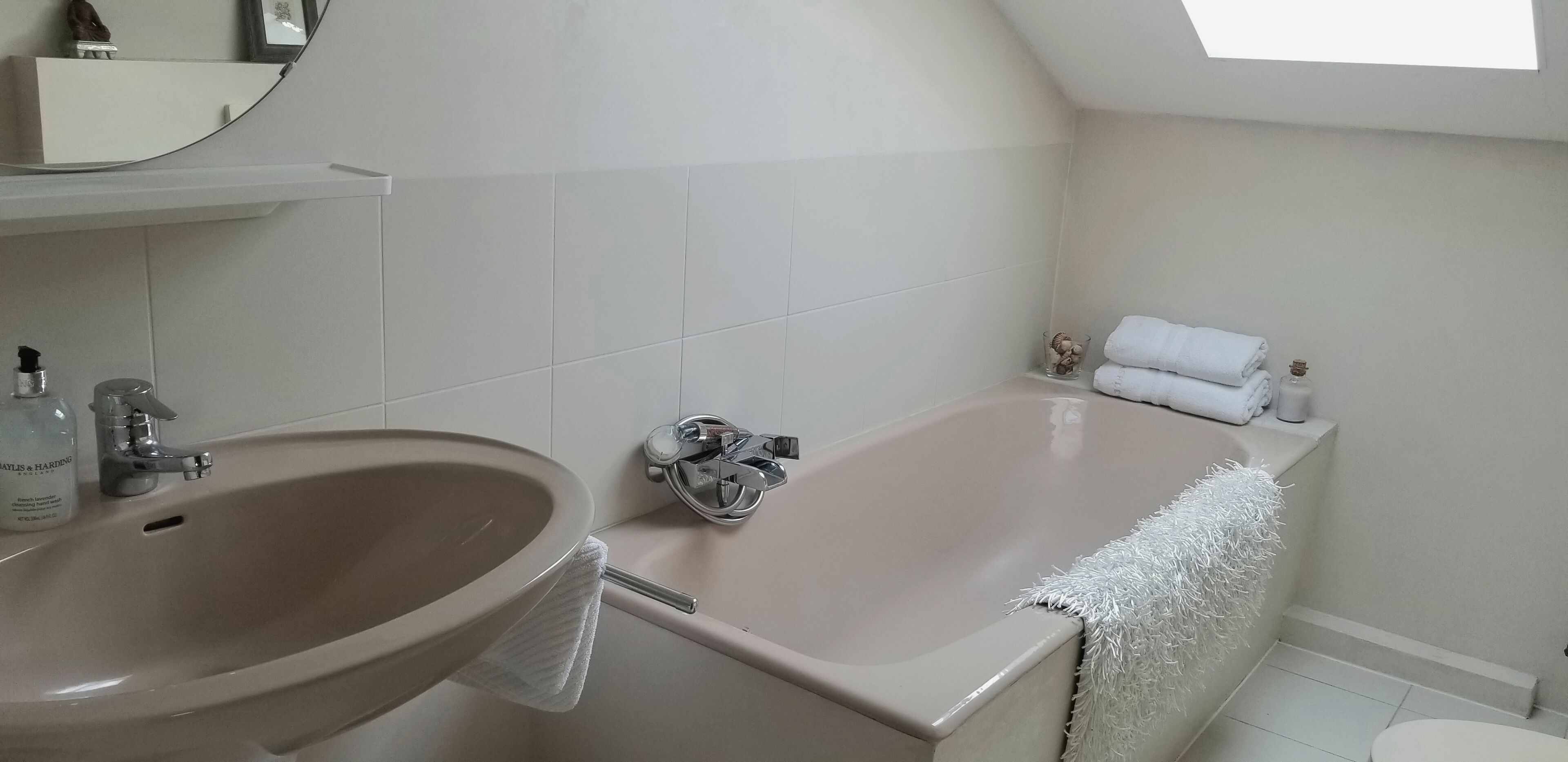 Badewanne, Haartrockner, Handtücher, Seife