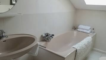 Badewanne, Haartrockner, Handtücher, Seife