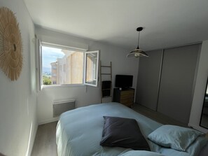 2 bedrooms, travel cot, bed sheets