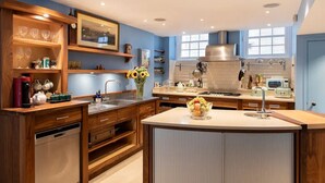 Une cuisine moderne avec des meubles en bois, un îlot central et un four encastré.