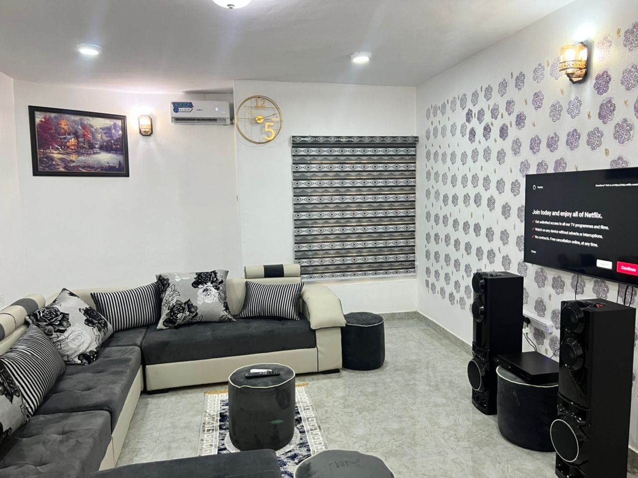 Smart TV, reproductor de DVD, libros y biblioteca musical 