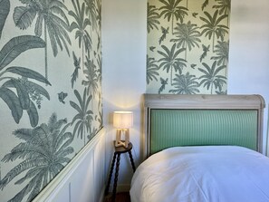 3 habitaciones, tabla de planchar con plancha y cuna de viaje 